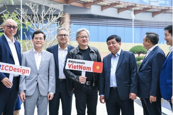 El ministro de Planificación e Inversión, Nguyen Chi Dung, y Jensen Huang, presidente y director general de NVIDIA, corporación líder mundial en fabricación y tecnología de chips, durante su visita y trabajo en Vietnam en diciembre de 2023. (Fuente: VNA)