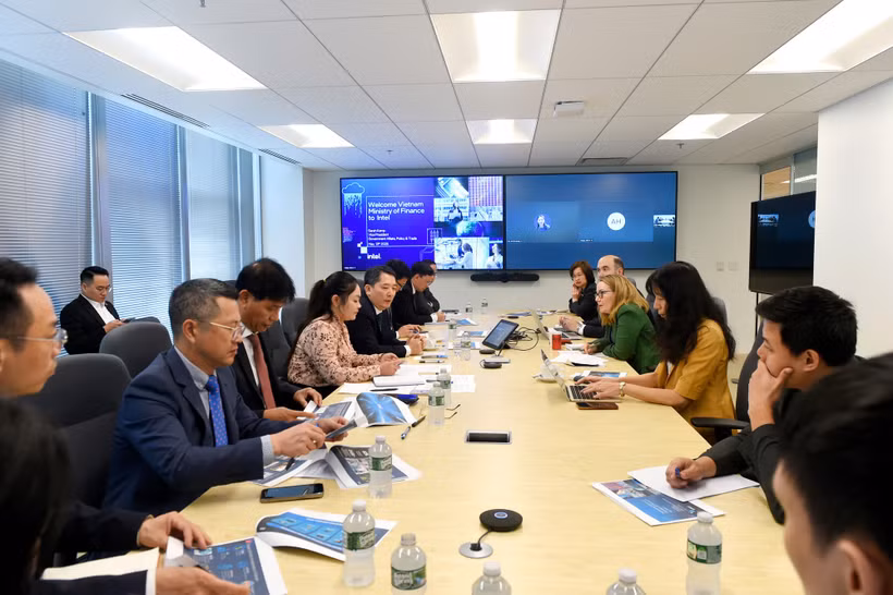 El Ministerio de Finanzas promueve la búsqueda de oportunidades para que las empresas vietnamitas inviertan en el mercado estadounidense, el país con la mayor economía del mundo. (Foto: Vietnam+) 
