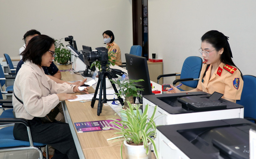 En el Centro de Servicios Administrativos Públicos en Quang Ninh. (Fuente: VNA)
