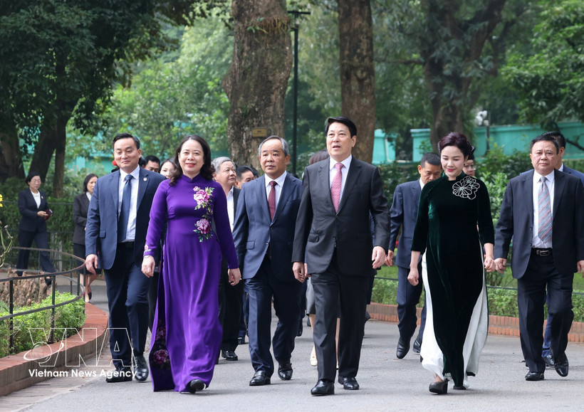 El presidente Luong Cuong, la vicepresidenta Vo Thi Anh Xuan y los delegados en el sitio conmemorativo del Presidente Ho Chi Minh dentro del Palacio Presidencial. (Foto: VNA)