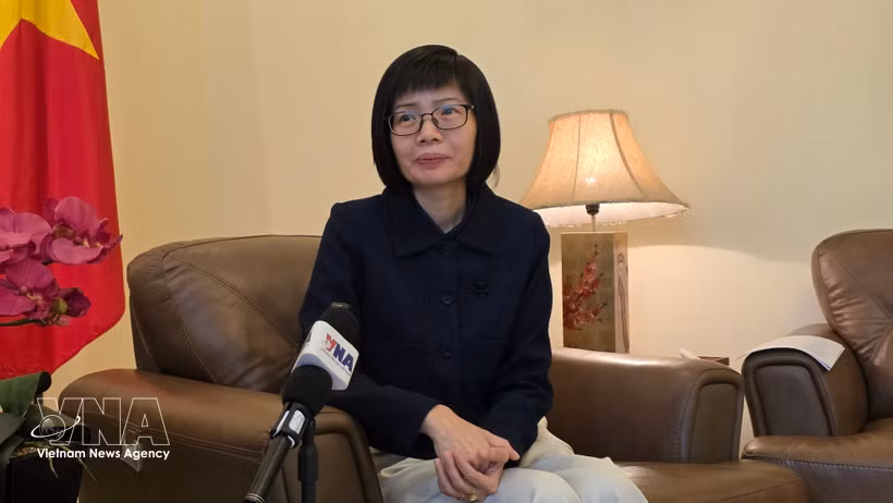 La embajadora Ton Thi Ngoc Huong, jefa de la misión vietnamita ante la ASEAN, responde a la entrevista de la VNA. (Foto: VNA)