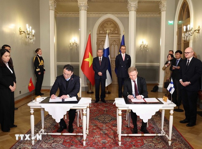 El secretario general del Partido Comunista de Vietnam, To Lam, y el presidente de Finlandia, Alexander Stubb, presencian la ceremonia de firma de documentos de cooperación. (Fuente: VNA)