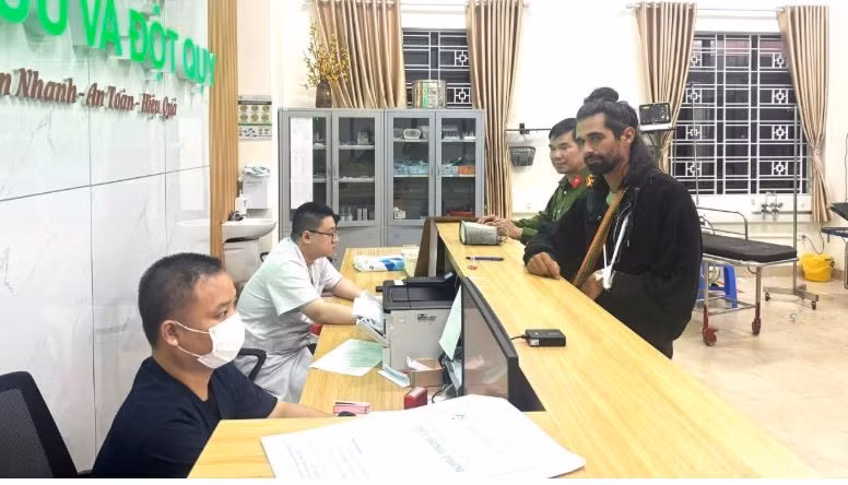 Albert fue trasladado por la policía de la comuna de Y Ty al Hospital General Provincial N° 2 de Lao Cai para recibir tratamiento el 18 de abril de 2026. (Foto: baolaocai.vn)