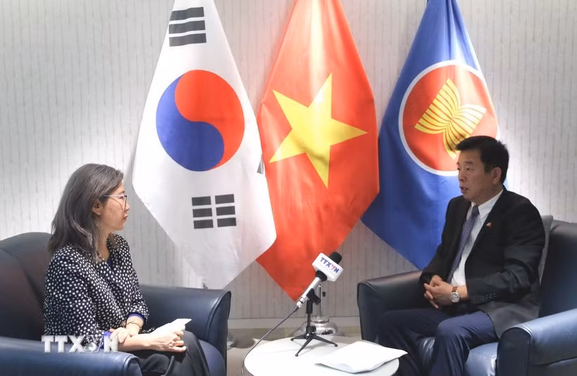 El embajador de Vietnam en Corea del Sur, Vu Ho, al conceder una entrevista a la Agencia Vietnamita de Noticias. (Fuente: VNA)