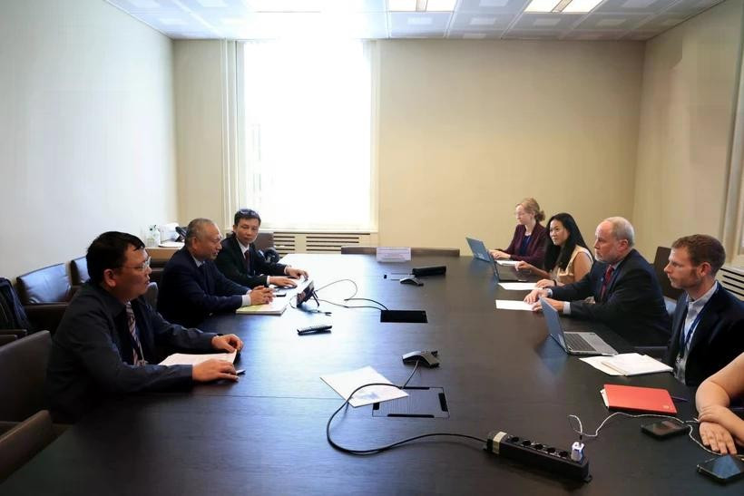 La delegación vietnamita sostiene una reunión con la parte estadounidense. (Fuente: VNA)