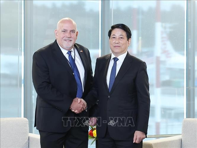 El presidente de Vietnam, Luong Cuong, y Ron Vachris, presidente y director ejecutivo de Costco Wholesale. (Fuente: VNA)