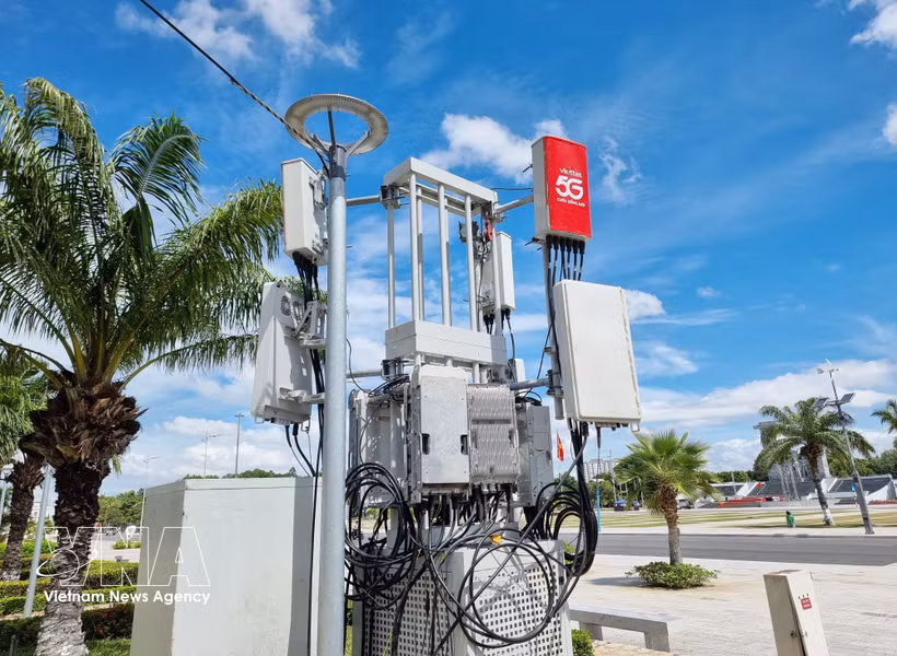 La estación base 5G de Viettel proporciona cobertura en la zona de la plaza 16/4 (barrio Dong Hai, Khanh Hoa). Foto: VNA