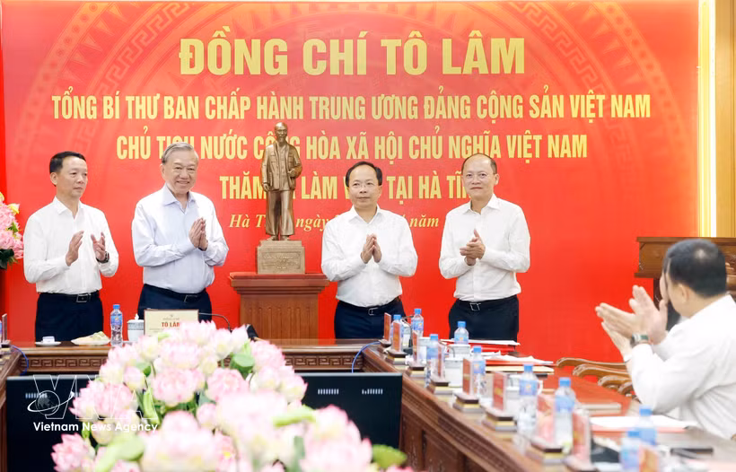 El secretario general del Partido Comunista de Vietnam y presidente del país, To Lam, entrega al Comité del Partido, el gobierno y el pueblo de la provincia de Ha Tinh una estatua del Presidente Ho Chi Minh. Foto: VNA