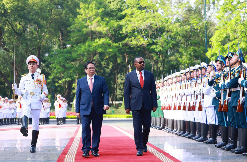 El primer ministro de Vietnam, Pham Minh Chinh, y su homólogo etíope, Abiy Ahmed Ali, pasan revista a la guardia de honor. (Fuente: VNA)