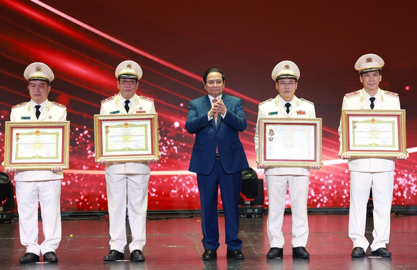 El primer ministro Pham Minh Chinh entrega certificados de mérito a colectivos e individuales destacados. (Fuente: VNA)