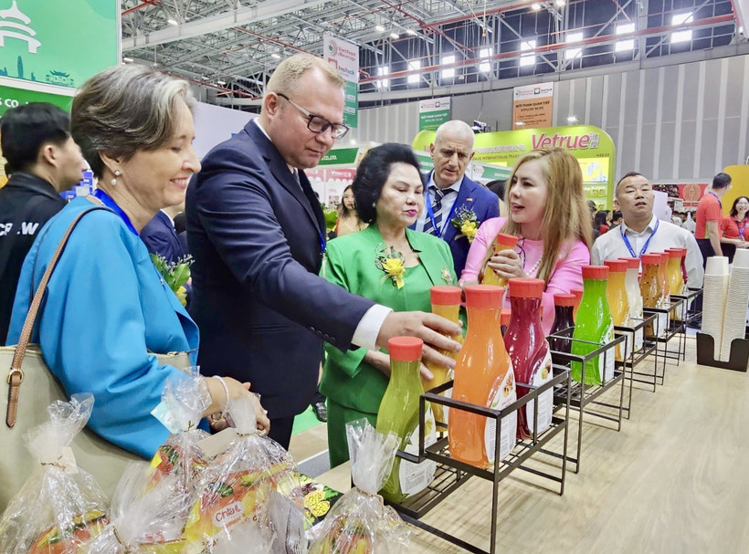 La empresa presenta productos a los visitantes. (Fuente: VNA)