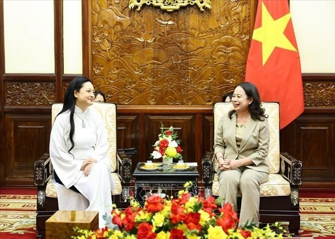 La vicepresidenta de Vietnam, Vo Thi Anh Xuan, recibe a Amanda Nguyen, la primera astronauta de origen vietnamita en viajar al espacio. (Fuente: VNA)