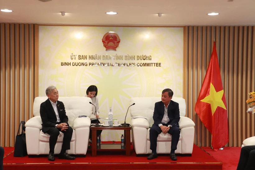 Dirigente de la provincia de Binh Duong trabaja con el Grupo japonés de Tokyu para discutir el desarrollo del sistema ferroviario ligero (LRT) en la ciudad de Thu Dau Mot. (Fuente: VNA)
