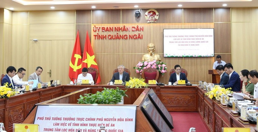 El viceprimer ministro Nguyen Hoa Binh trabaja ​​con los líderes de la provincia de Quang Ngai, el Ministerio de Industria y Comercio y los organismos pertinentes en la implementación del Proyecto del Centro Nacional de Refinación Petrolera y Energía en la Zona Económica de Dung Quat. (Fuente: Periódico del Gobierno)
