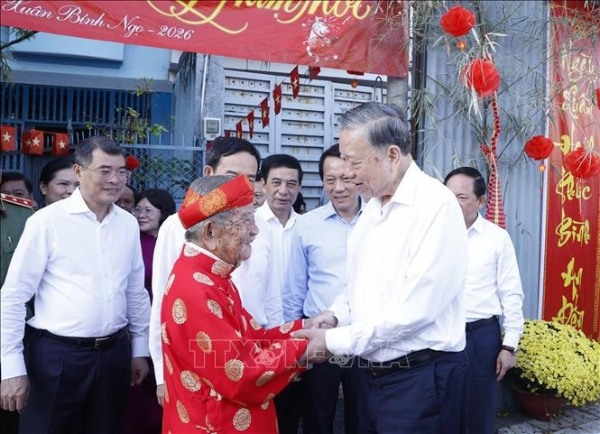 El secretario general del Partido Comunista de Vietnam, To Lam, visita y felicita el Año Nuevo al investigador Nguyen Dinh Tu, de 106 años, quien posee valiosas investigaciones sobre historia y cultura. (Foto: VNA)