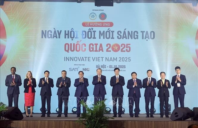 El secretario general To Lam, el primer ministro Pham Minh Chinh y delegados asisten a la ceremonia en respuesta al Día Nacional de la Innovación 2025. (Foto: VNA)