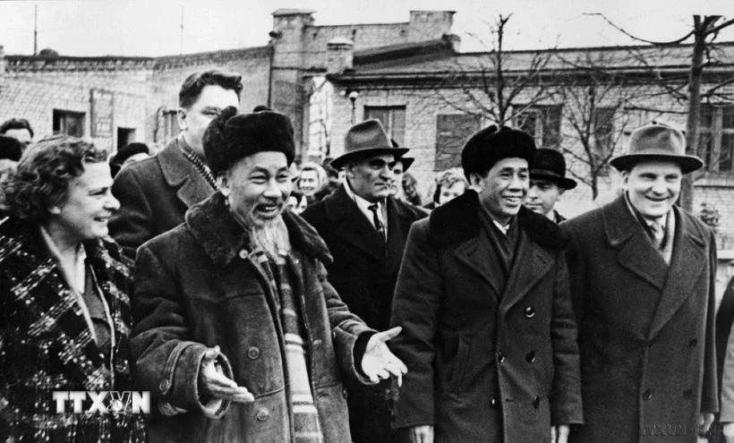 El presidente Ho Chi Minh visitó la fábrica de Uralmash (ciudad de Sverdlovsk) durante su visita de amistad a la Unión Soviética, en julio de 1955. (Foto: VNA)