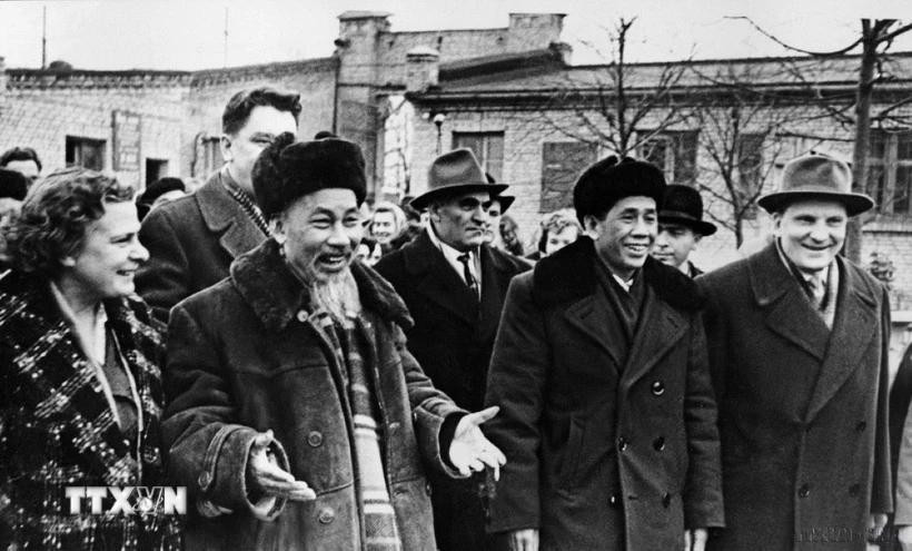 El presidente Ho Chi Minh visitó la fábrica de Uralmash (ciudad de Sverdlovsk) durante su visita de amistad a la Unión Soviética, en julio de 1955. (Foto: VNA)