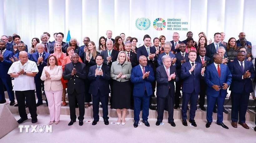 El primer ministro de Vietnam, Pham Minh Chinh, junto a jefes de delegaciones participantes en la Tercera Conferencia de las Naciones Unidas sobre los Océanos (UNOC 3). (Fuente: VNA)