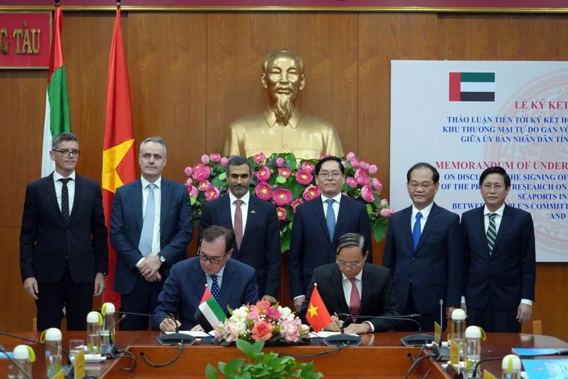 El presidente del Comité Popular Provincial de Ba Ria-Vung Tau, Nguyen Van Tho, y Glen Hilton, director ejecutivo y director general de DP World Asia-Pacific, firman el Memorando de Entendimiento. (Foto: VNA)