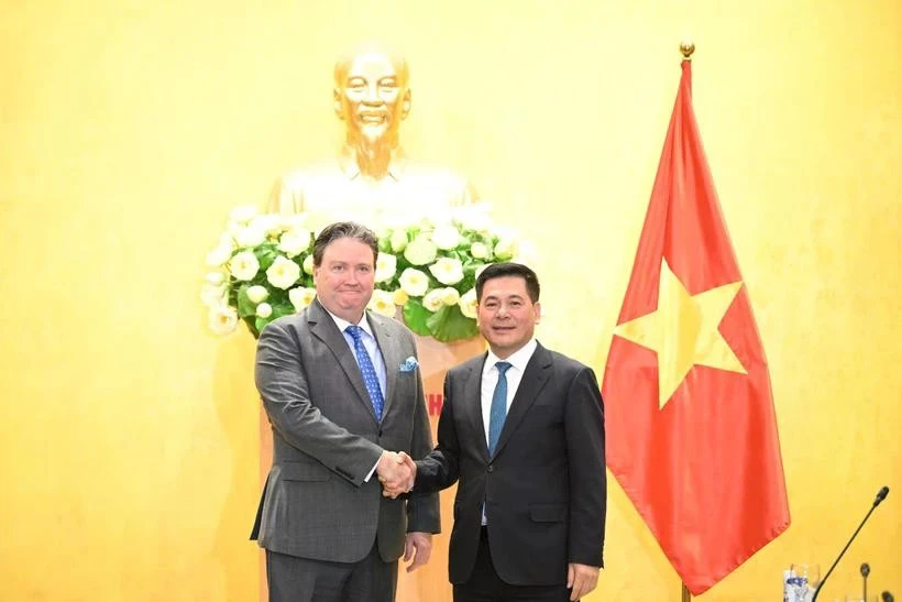 El ministro de Industria y Comercio de Vietnam, Nguyen Hong Dien, y el embajador de Estados Unidos en Hanoi, Marc E. Knapper. (Fuente: VNA)