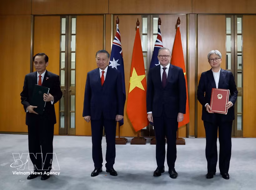 El secretario general del Partido Comunista y presidente de Vietnam, To Lam y el primer ministro de Australia, Anthony Albanese, presencian la entrega de documentos de cooperación. Foto: VNA
