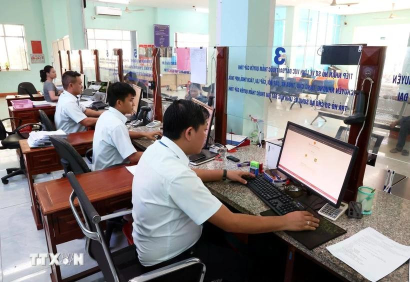 Funcionarios realizan trámites administrativos. (Fuente: VNA)