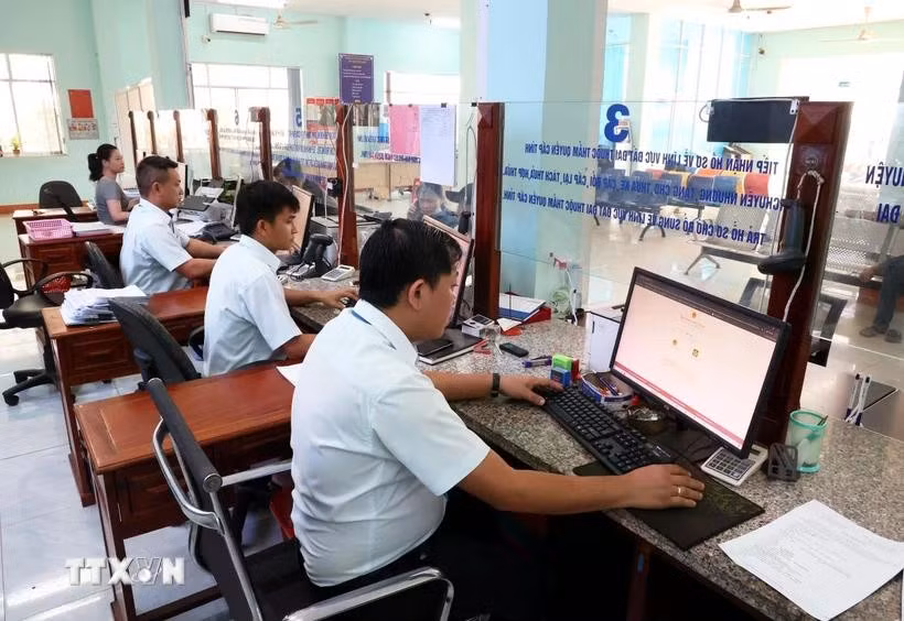 Funcionarios realizan trámites administrativos. (Fuente: VNA)