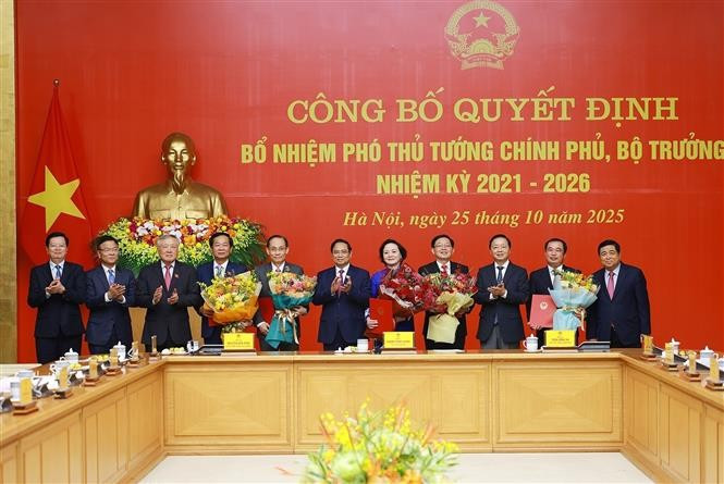El primer ministro Pham Minh Chinh presenta la decisión de nombrar a dos viceprimeros ministros y tres ministros para el período 2021-2026. (Foto: VNA)
