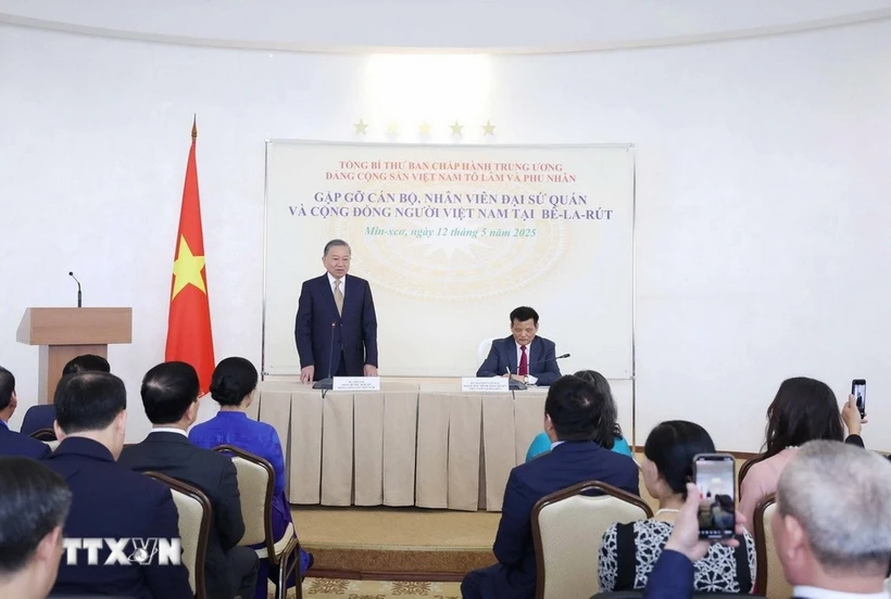 El secretario general del Partido Comunista de Vietnam (PCV), To Lam, se reúne con los funcionarios de la Embajada de Hanoi en Minsk y la comunidad vietnamita en el país. (Fuente: VNA)