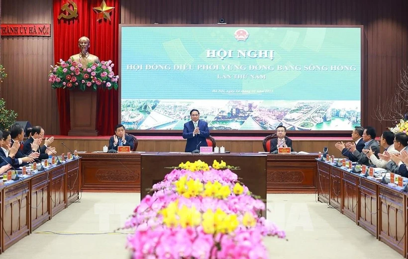 El primer ministro de Vietnam, Pham Minh Chinh, habla en la reunión. (Fuente: VNA) 