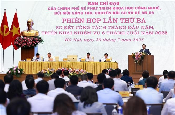 El primer ministro de Vietnam, Pham Minh Chinh, preside la tercera reunión del Comité Directivo del Gobierno sobre el desarrollo de la ciencia, la tecnología, la innovación, la transformación digital y el Proyecto 06. (Fuente: VNA)