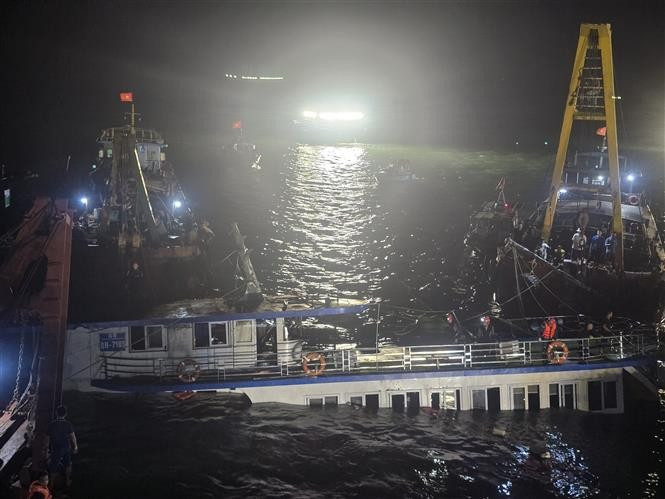 A las 2:00 horas del 20 de julio, las autoridades bombearon el agua del barco para remolcarlo de vuelta a la tierra. (Foto: VNA)