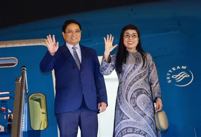 El primer ministro de Vietnam, Pham Minh Chinh, y su esposa parten de Hanoi para asistir a la 3ª. Conferencia de las Naciones Unidas sobre los Océanos, realizar actividades bilaterales en Francia y visitas oficiales a Estonia y Suecia, (Fuente: VNA)