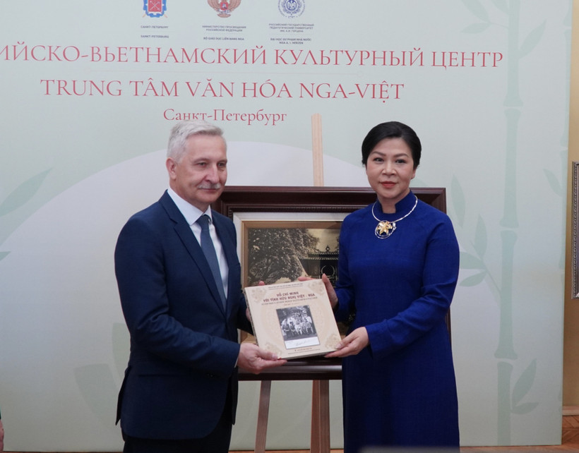 Ngo Phuong Ly, esposa del secretario general del Partido Comunista de Vietnam To Lam, presenta al Centro la serie de libros "Ho Chi Minh y Vietnam: la amistad con Rusia". (Foto: VNA)