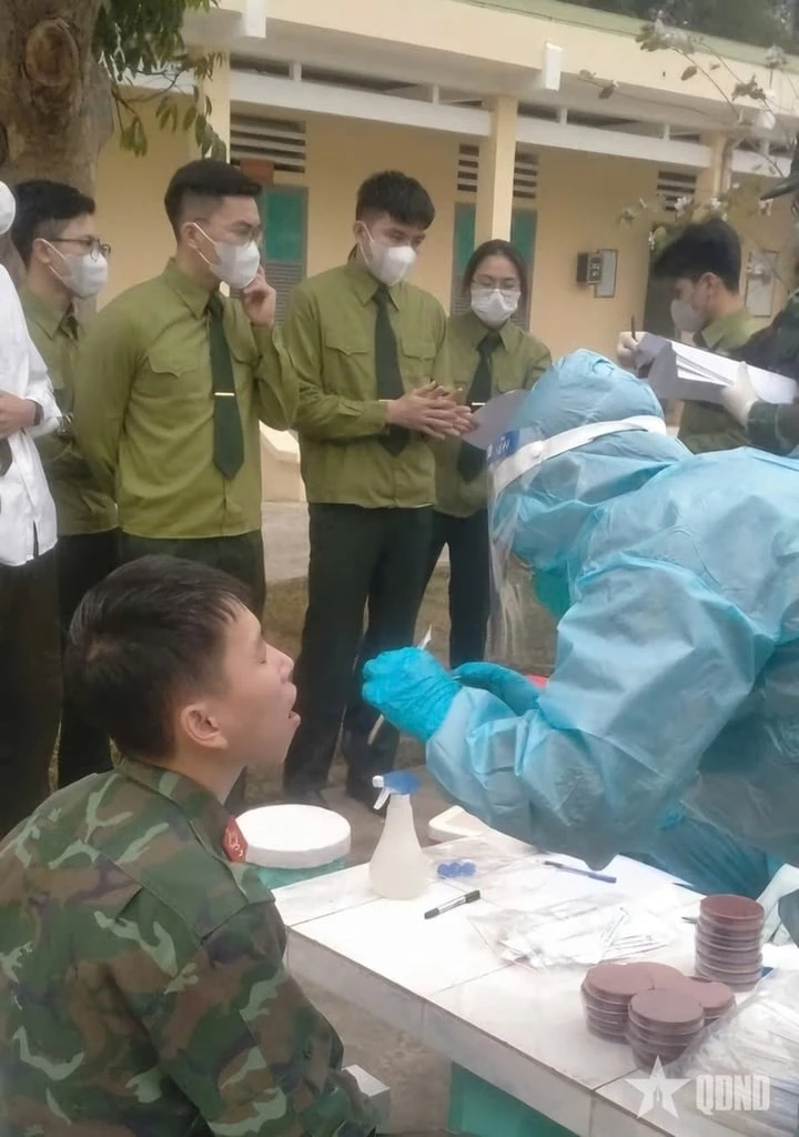 Realizan la prueba de la bacteria meningocócica. (Fuente: Periódico Quan doi nhan dan)