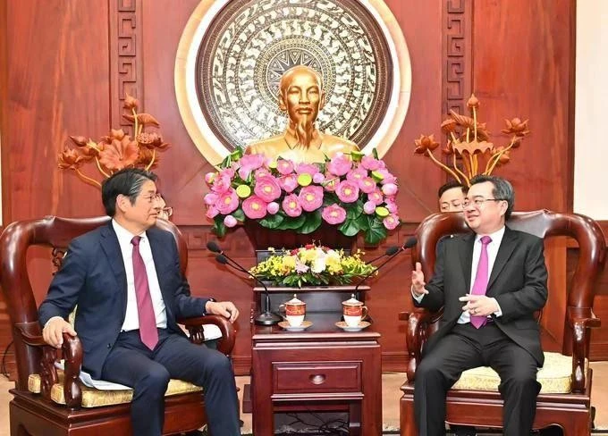 El subsecretario del Comité del Partido Comunista de Vietnam en Ciudad Ho Chi Minh, Nguyen Thanh Nghi, recibe al embajador japonés en Vietnam, Ito Naoki. (Foto: www.sggp.org.vn)