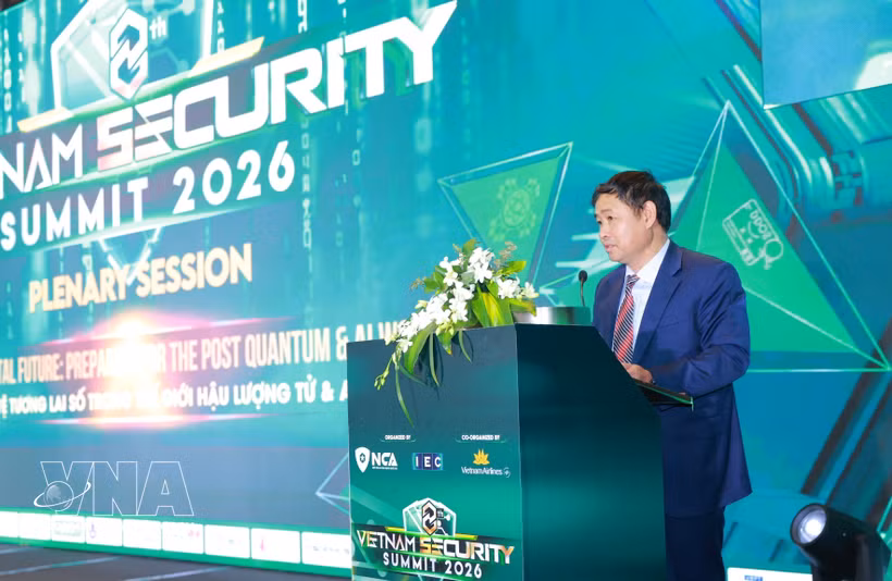 El general de división Nguyen Tung Hung, subcomandante del Comando de Guerra Cibernética del Ministerio de Defensa Nacional, interviene en el evento. (Fuente: VNA)