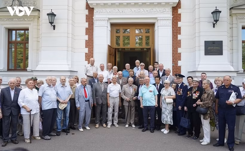 Expertos militares rusos que brindaron apoyo a Vietnam durante la guerra posan para una fotografía en el encuentro. (Foto: La Voz de Vietnam)