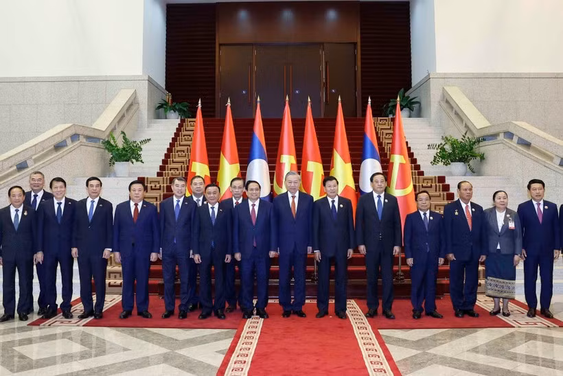 El secretario general del Partido Comunista de Vietnam, To Lam (séptimo desde la derecha), y el secretario general del Partido Popular Revolucionario y presidente de Laos, Thongloun Sisoulith (sexto desde la derecha), copresidieron la Reunión de Alto Nivel entre ambos Partidos, el 2 de diciembre de 2025. (Foto: VNA)