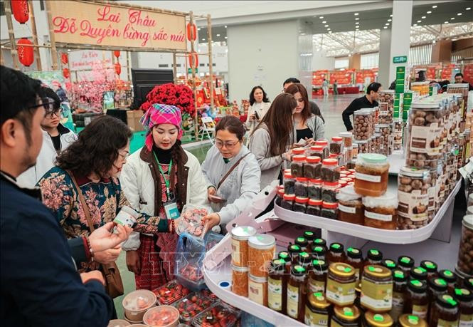 La gente hace compras en la Feria de Primavera. (Foto: VNA)