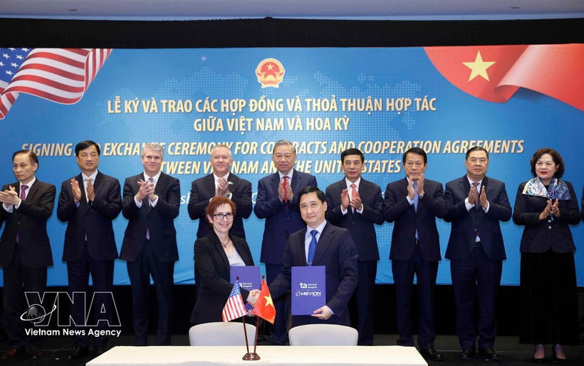 El secretario general del Partido Comunista de Vietnam, To Lam, asiste a la ceremonia de firma del contrato para la adquisición del sistema de terapia de protones contra el cáncer Mevion S250-FIT entre el Hospital General Tam Anh y la empresa Mevion Medical Systems. (Fuente: VNA)