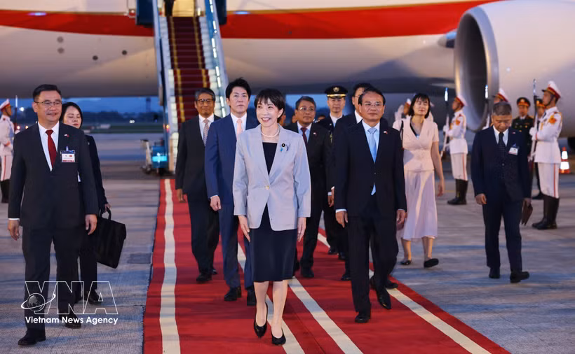 La primera ministra japonesa, Takaichi Sanae, llega a Hanoi para iniciar su visita oficial a Vietnam (Foto: VNA)