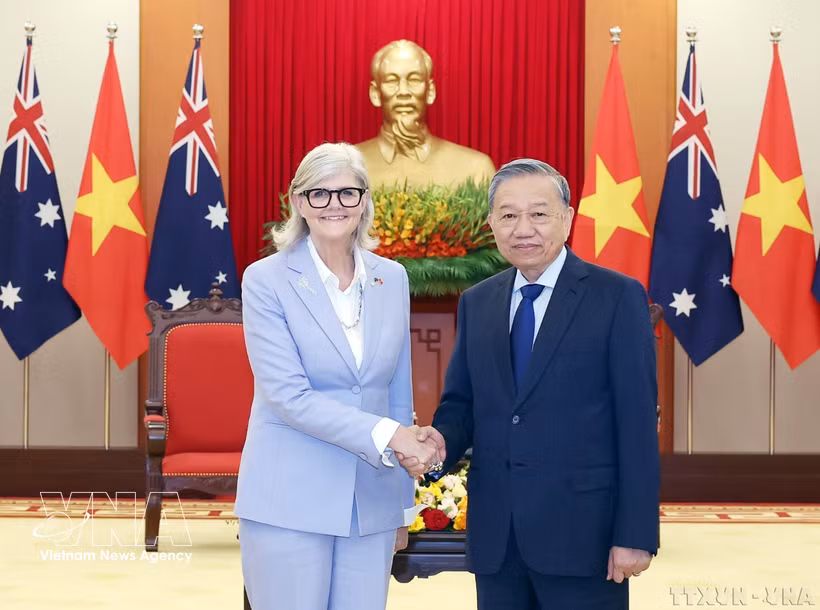 El secretario general del Partido Comunista de Vietnam, To Lam (derecha), recibe a la gobernadora general de Australia, Sam Mostyn, durante su visita de Estado a Vietnam en septiembre de 2025. (Foto: VNA)