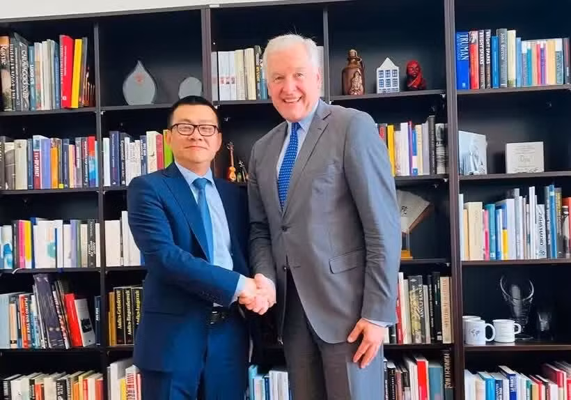 El embajador de Vietnam en Austria, Vu Le Thai Hoang (izquierda), se reúne con el Dr. Martin Eichtinger, director de la Academia Diplomática de Viena, el 10 de junio (Foto: Nhan dan.vn).