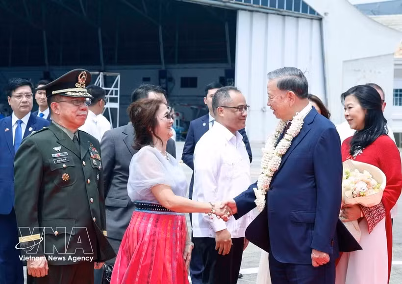 El secretario general del Partido Comunista y presidente de Estado, To Lam, y su esposa, Ngo Phuong Ly, son recibidos en la Base Aérea de Villamor el 31 de mayo por la tarde. (Foto: VNA)