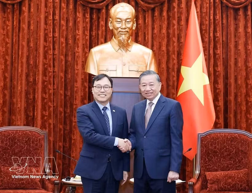 El secretario general del Comité Central del Partido Comunista de Vietnam y presidente del Estado To Lam (derecha) y el embajador saliente de Corea en Vietnam Choi Young-sam. (Foto: VNA)