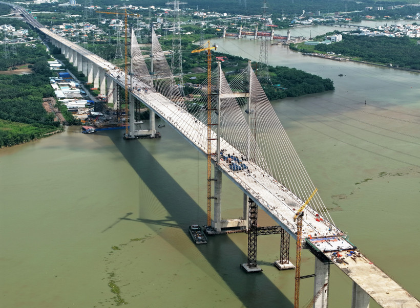 Construcción del puente Binh Khanh en el lado de la comuna de Binh Khanh, Ciudad Ho Chi Minh. Foto: VNA