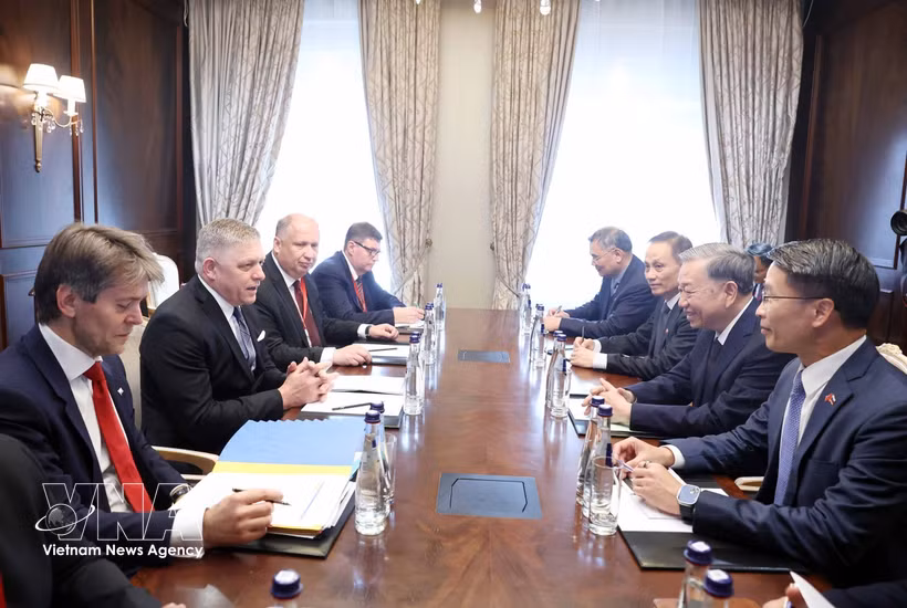 El secretario general del Partido Comunista de Vietnam, To Lam, se reúne con el primer ministro eslovaco Robert Fico en el marco de la celebración del 80.º aniversario de la Victoria en la Gran Guerra Patria en Moscú, Rusia (9 de mayo de 2025). (Foto: VNA)
