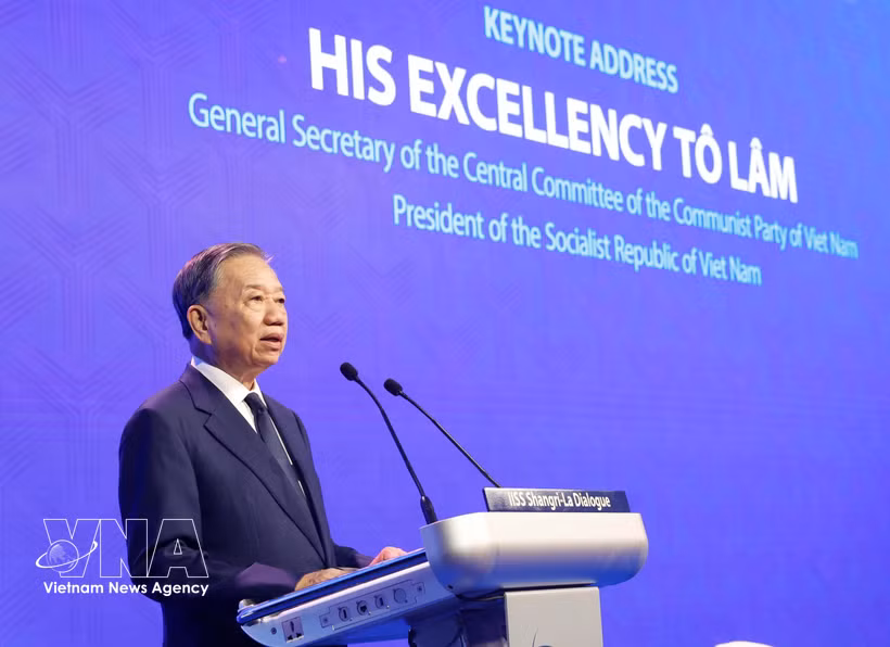 El secretario general del Comité Central del Partido Comunista de Vietnam y presidente del país, To Lam, pronunció un discurso principal en el XXIII Diálogo Shangri-La en Singapur el 29 de mayo. (Foto: VNA)